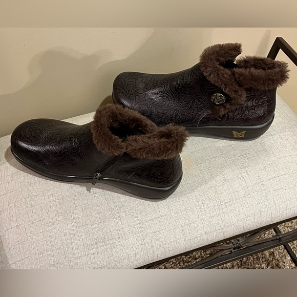 ALEGRIA Brown "Meri" Tooled
Leather Ankle Boots Sz 41 - Picture 4 of 7